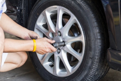 Reifenplatzer: der Albtraum jedes Autofahrers